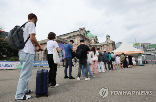 일상 복귀 전 코로나19 검사.<연합뉴스 자료사진>